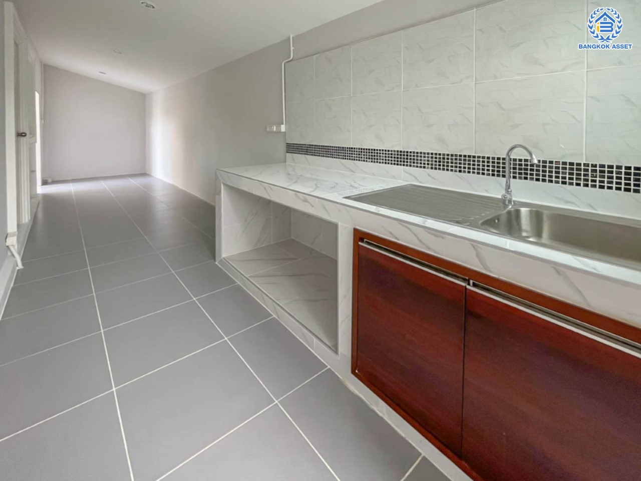 บ้านมือสองตกแต่งใหม่  ม.ภัสสร14 บางใหญ่-กาญจนาฯ (ซ.กันตนา) เนื้อที่ 55.8 ตร.ว. รองรับทุกความสุข ฟังก์ชัน 4 ห้องนอน 3 ห้องน้ำ 2 ที่จอดรถ บนทำเลศักยภาพ ใกล้เซ็นทรัลเวสต์เกต ทางด่วน "ศรีรัช" และรถไฟฟ้า "สถานีตลาดบางใหญ่"